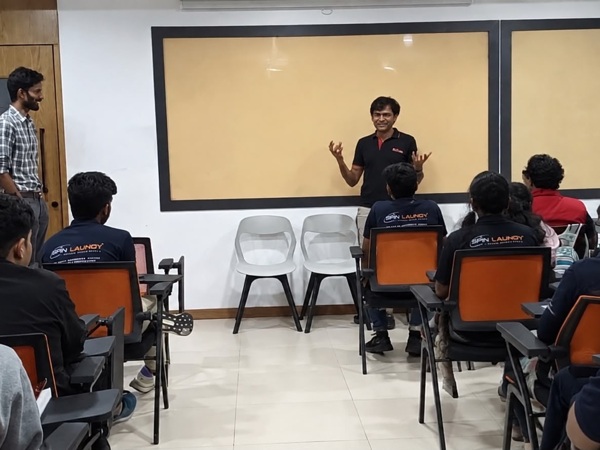 An Aurelius mentor teaching a class
